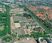 828310 Luchtfoto van het noordelijke deel van het bedrijventerrein Kanaleneiland te Utrecht, uit het zuiden, met in het ...